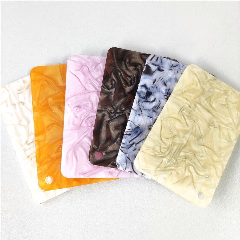 Millised on ekraanide jaoks valatud akrüüllehe eelised?