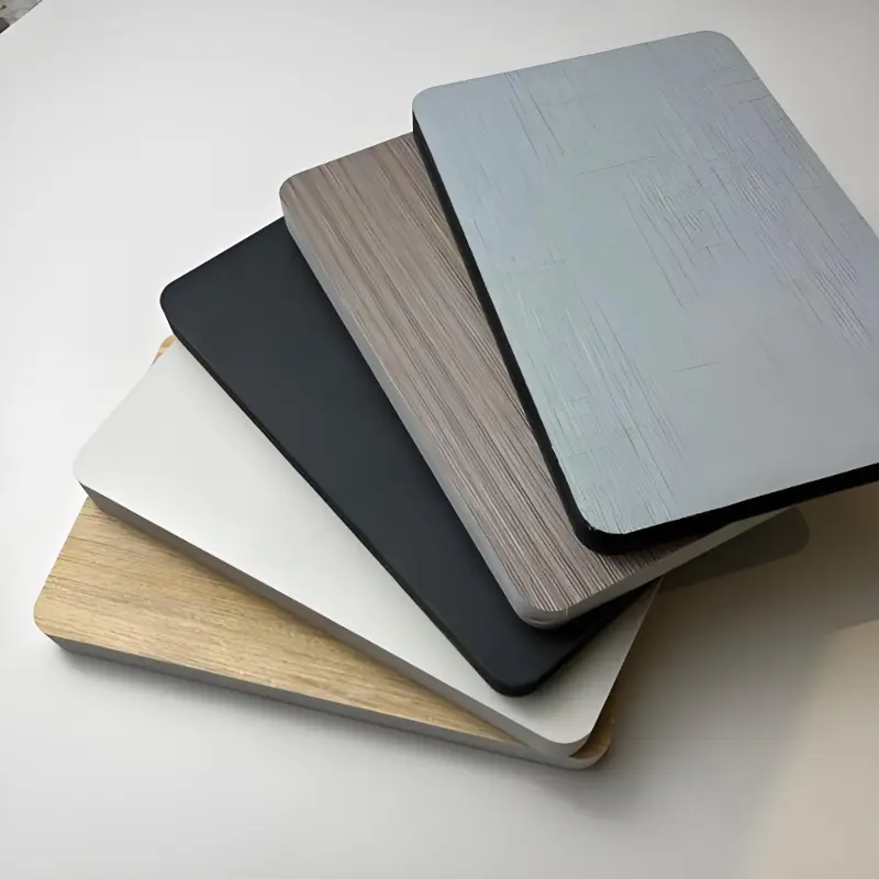 Kilekattega PVC vahtplaat